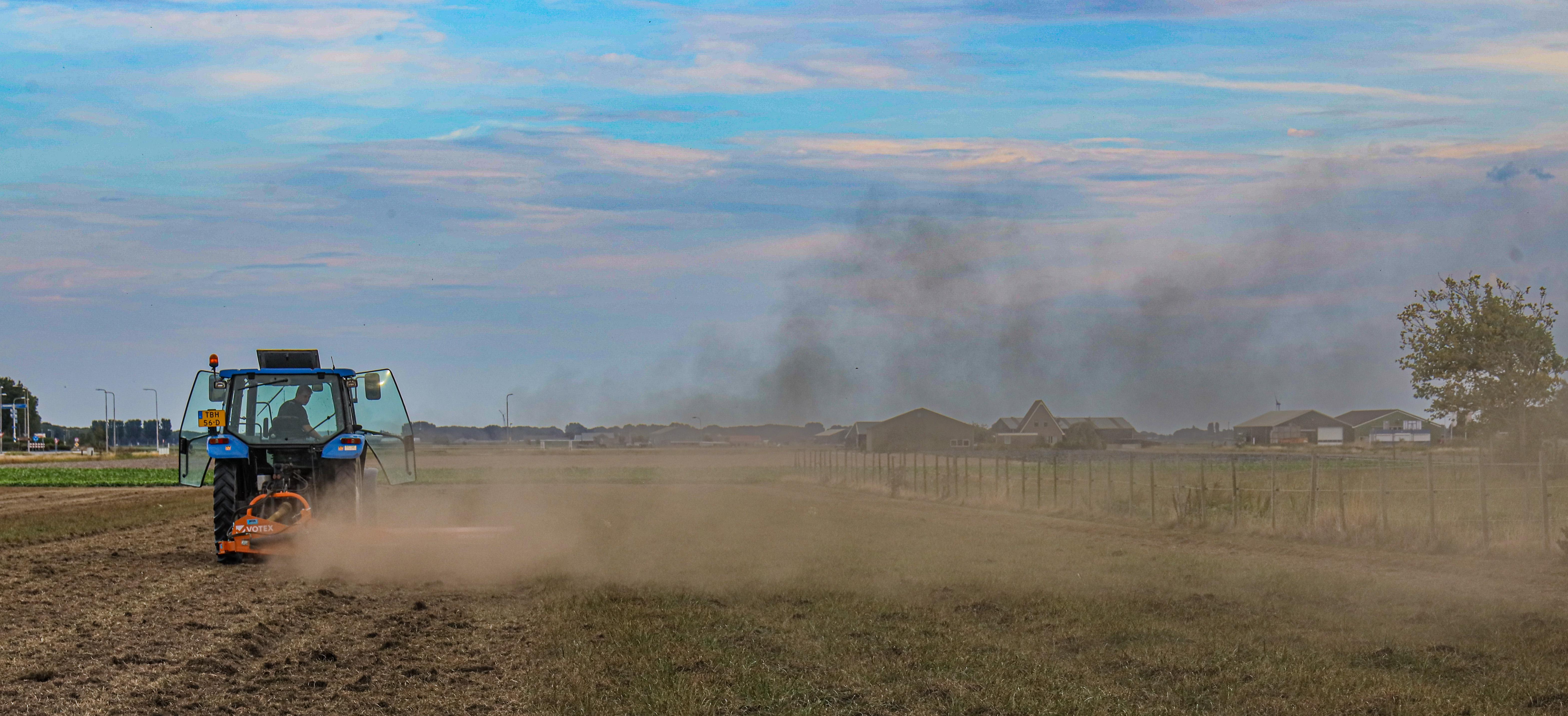 Tractorbestuurder in Opperdoes ziet door het gestuif bijna zijn klepelmaaier achter zich niet meer. 